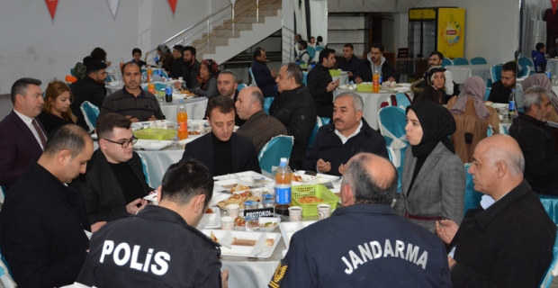 Depremzede aileler için iftar yemeği düzenlendi