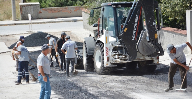 Sıcak asfalt ve yama çalışmaları sürüyor