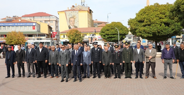 Alaca’da Cumhuriyetimizin 100’üncü yılında Atatürk Anıtı’na çelenk