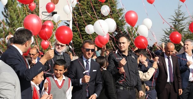 Helyum balonlara dileklerini yazıp gökyüzüne bıraktılar