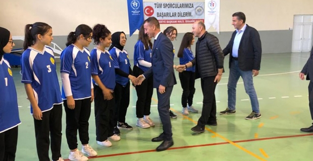 Liselerarası Voleybol Turnuvasında ödüller sahiplerini buldu