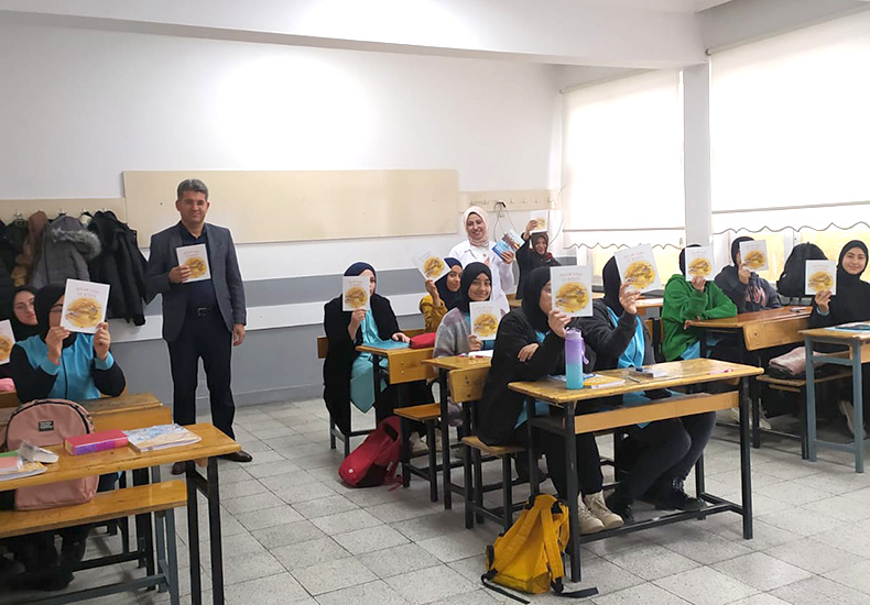 İmam Hatip Ortaokullarına kitap dağıttılar