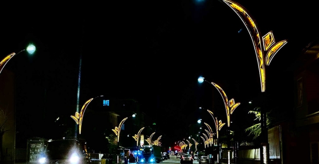 Alaca Belediyesi şehrin 4 ana caddesinde aydınlatma direklerini yeniledi