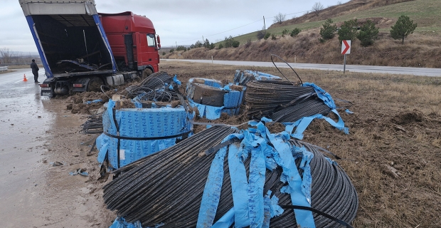 Alaca'da çelik halat yüklü tır orta refüje çıktı