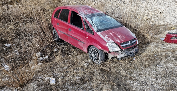 Çorum'da kontrolden çıkan araç atarak karşı şeride geçti: 2 yaralı