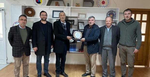 Arslan Gür’den Nihat Günder’e plaket