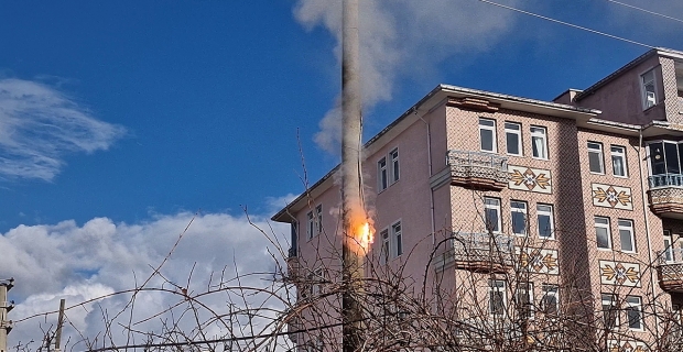 Elektrik direğinde çıkan yangın paniğe neden oldu