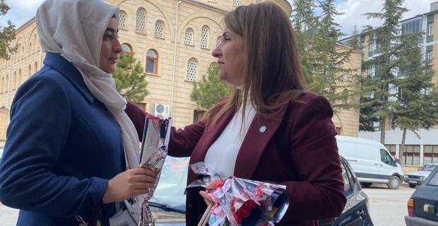Ayduğan’dan karanfilli kutlama