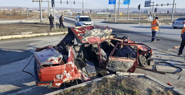 Kamyon, çarptığı otomobili biçti: 1 ağır yaralı