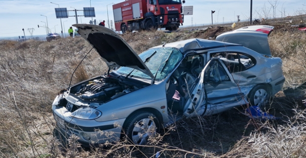 Ticari araçla çarpışan otomobil tarlaya uçtu: 1 ağır 2 yaralı