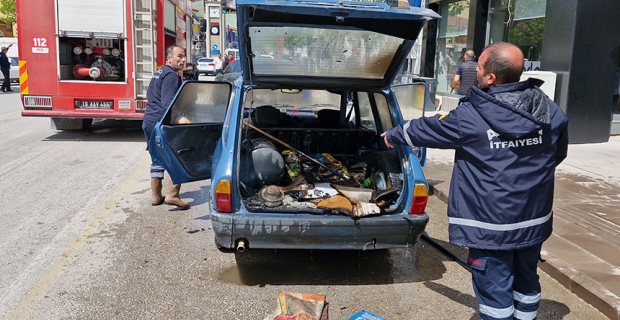 Alaca'da park halinde otomobil yandı