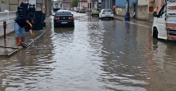 Alaca'da sağanak hayatı olumsuz etkiledi