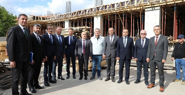 Vali Dağlı, Selin Şahin Ortaokulu inşaatında incelemelerde bulundu