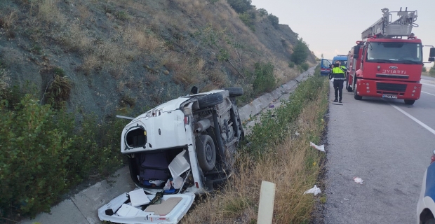 Alaca'da devrilen araçta bulunan aynı aileden 4 kişi yaralandı