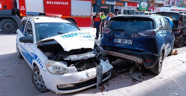 Kontrolden çıkan cip polis otosuna çarptı: 2’si polis 3 yaralı