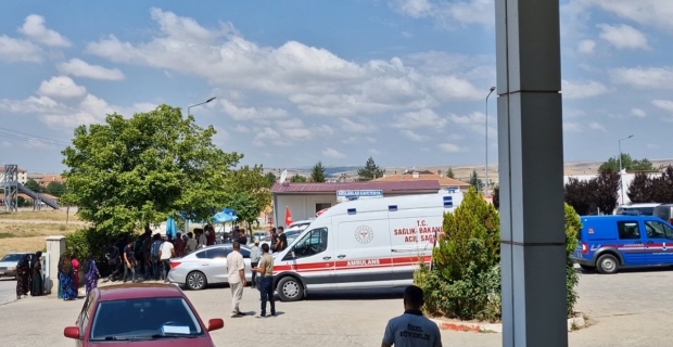 Yolda karşılaşan husumetli aileler tekrar kavga etti; 3 yaralı