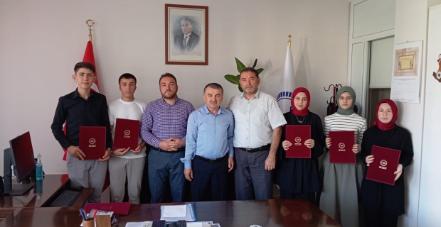 Hafızlık tespit sınavında başarılı olan Alacalı öğrencilere belgeleri takdim edildi