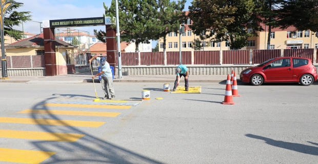 Alaca Belediyesi yaya geçitlerini yeniliyor: Öğrenci güvenliği ön planda