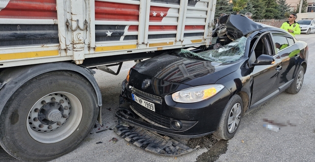 Alaca'da feci kaza! Otomobil tırın altına girdi: 4 yaralı