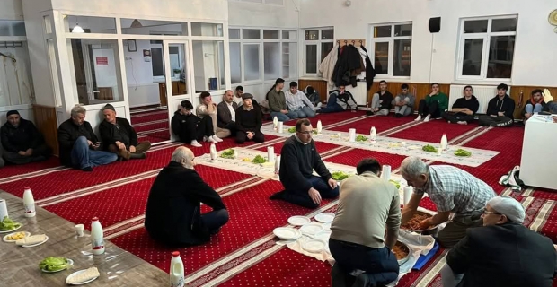 Alaca’da yatsı namazı, sohbet ve ikramlarla bir araya gelindi