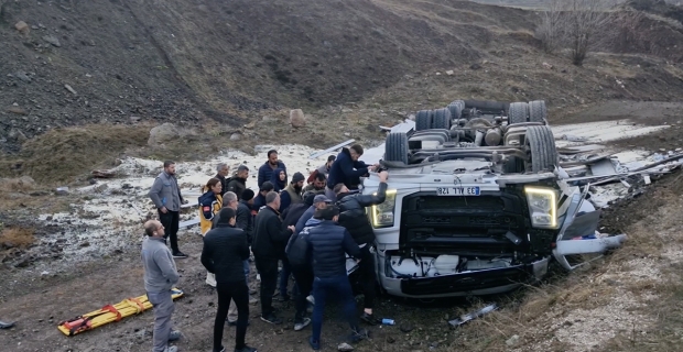 Pirinç yüklü tır şarampole devrildi: Kabinde sıkışan yaralılar için ekipler seferber oldu