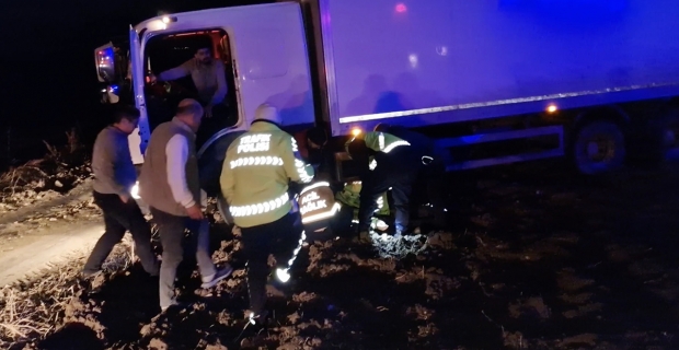Alaca’da feci kaza: Kazaya müdahale eden trafik polisine kamyon çarptı