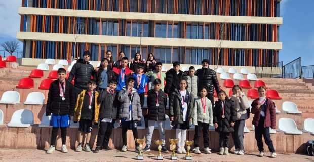Alaca Denizhan Ortaokulu öğrencileri atletizmde 43 madalya ile tarih yazdı