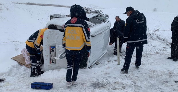 Alaca'da hafif ticari araç ile minibüs çarpıştı: 2 yaralı