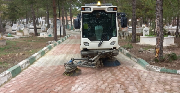 Mezarlıkta bayram temizliği