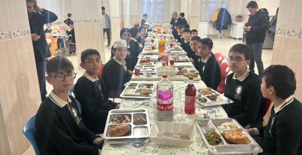 Öğrencilerle iftarda buluştular