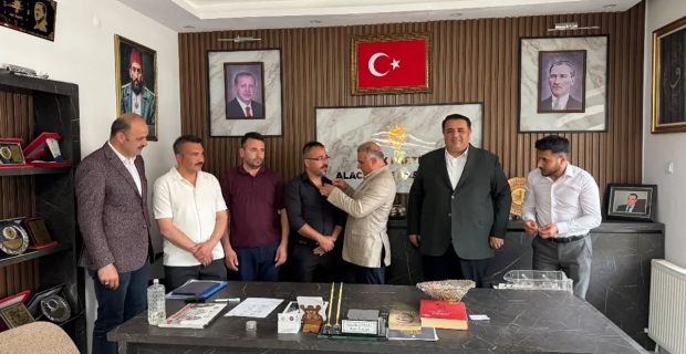AK Parti’ye yeni katılımlar: Rozetleri takıldı