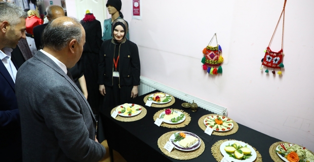 Alaca’da el emeği buluşması: Halk Eğitim sergisi göz kamaştırdı!