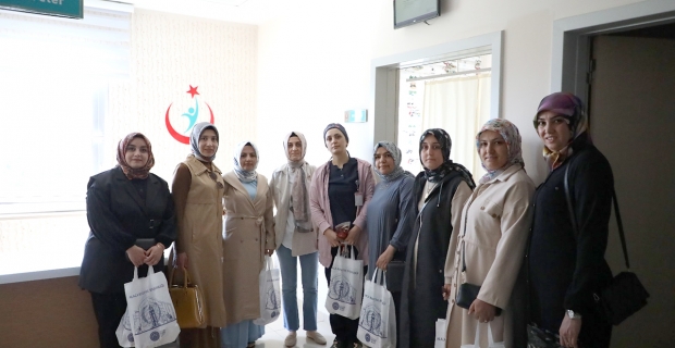 MHP’li Kadınlardan Ebeler Günü Kutlaması