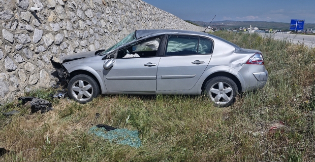 Zile Kavşağı’nda korkutan kaza: Araç karşı şeride geçip duvara çarptı