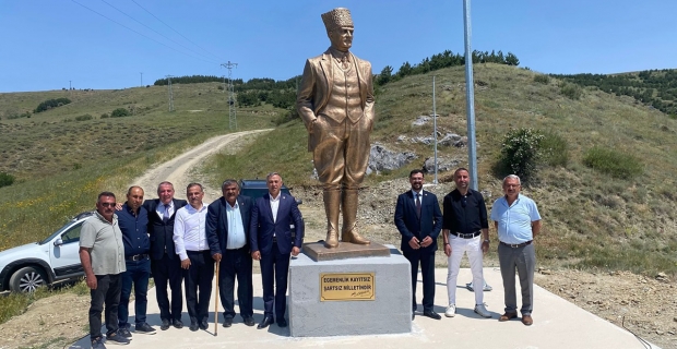 Çorum'da köy girişine dev Atatürk heykeli: Halktan büyük destek!