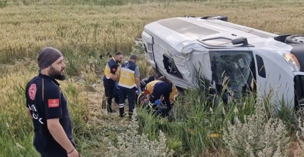 Düğün yolculuğu kabusa döndü: Minibüs şarampole uçtu, 17 yaralı!