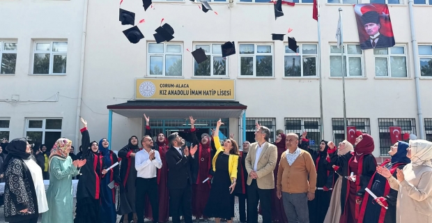 Mezuniyetlerini kep fırlatarak kutladılar