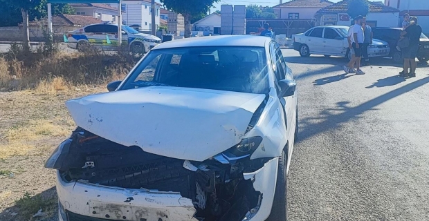 Alaca'da zincirleme kaza: Üç otomobil çarpıştı, 3 yaralı!