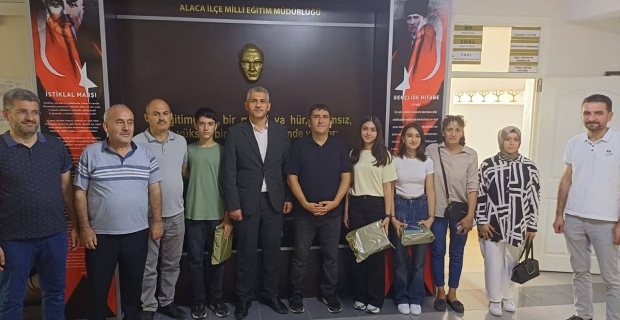 Alaca’da LGS başarısına Müdür Şahin’den hediye