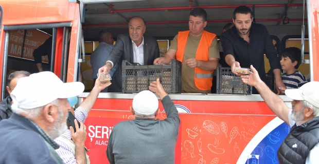 Alaca’da Muharrem Ayı bereketi: Cuma çıkışında vatandaşlara Aşure ikramı
