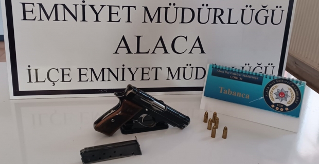 Alaca’da trafik denetiminde ruhsatsız silah ele geçirildi