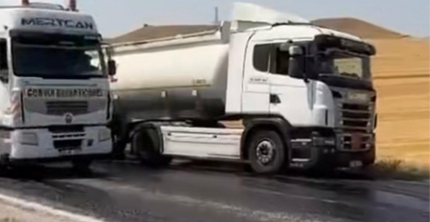 Sıcaklar asfaltı eritti: Alaca’da TIR yolda mahsur kaldı