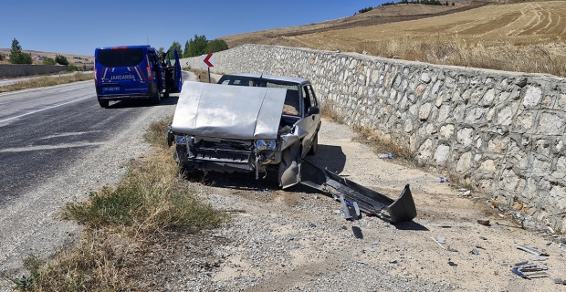 Alaca-Sungurlu yolunda kaza: Genç kadın ve sürücü yaralı olarak hastaneye sevk edildi