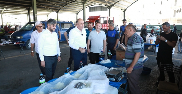 Alaca’da dikkat çeken buluşma: Başkan Arslan’dan pazar çıkarması