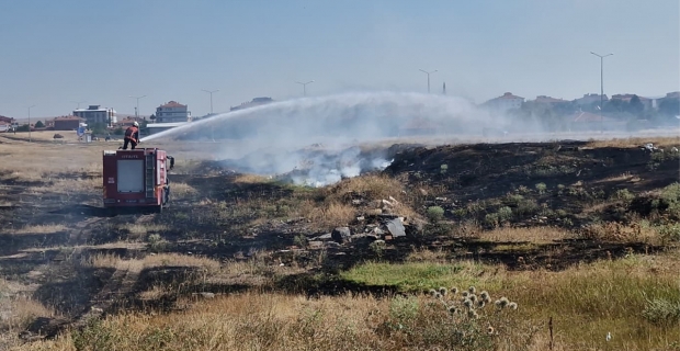 Alevler hastane sınırına dayandı: Alaca’da çıkan yangın kısa sürede söndürüldü