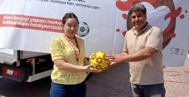 Kızılay’dan dikkat çeken etkinlik: Kan verenlere futbol topu sürprizi