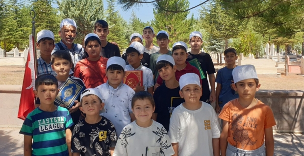 Kur’an kursu öğrencilerinden şehitlik ziyareti