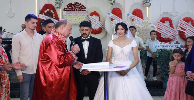Alaca Belediye Başkanı Şerif Arslan, kızını evlendirdi