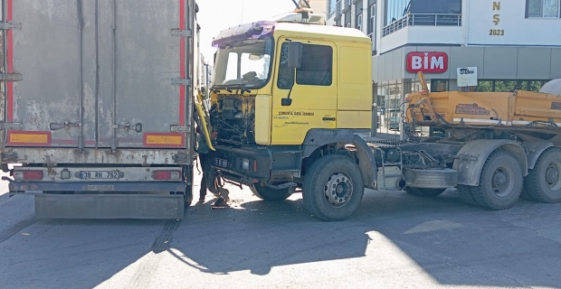 Tırlar kafa kafaya geldi: Çorum Caddesi’nde trafiği kilitleyen kaza