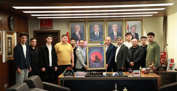 Alaca Belediye Başkanı Şerif Arslan’a Ülkü Ocakları’ndan anlamlı hediye